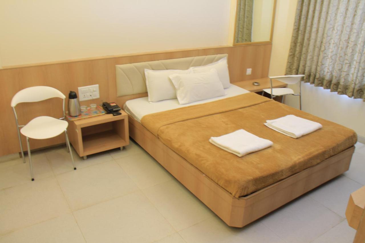 Hotel Sai Gurusthan Shirdi Exterior photo