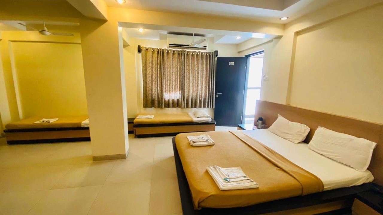 Hotel Sai Gurusthan Shirdi Exterior photo